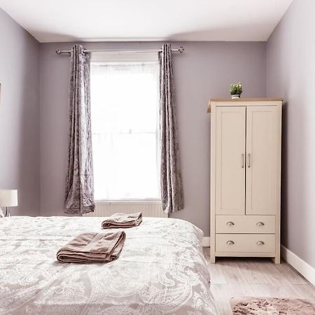 4 Bedroom House, 2 Min Walk From Station Londres Extérieur photo