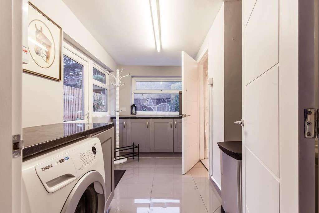 4 Bedroom House, 2 Min Walk From Station Londres Extérieur photo