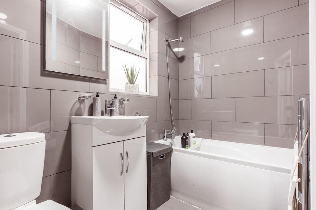 4 Bedroom House, 2 Min Walk From Station Londres Extérieur photo