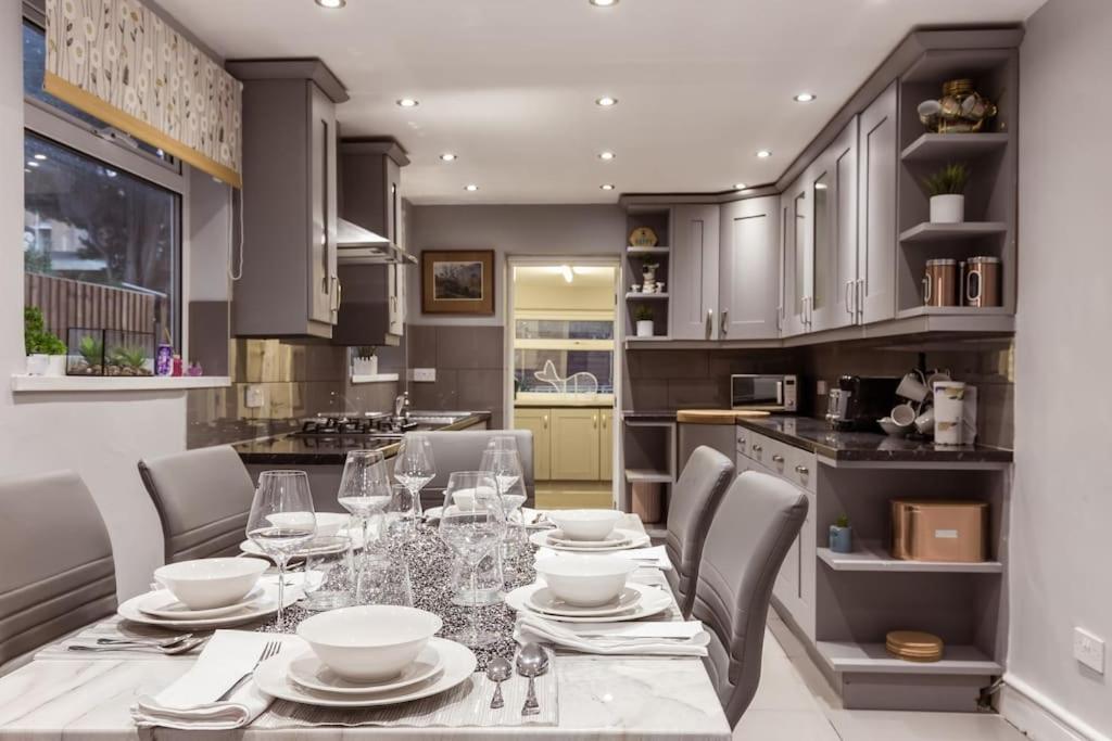 4 Bedroom House, 2 Min Walk From Station Londres Extérieur photo