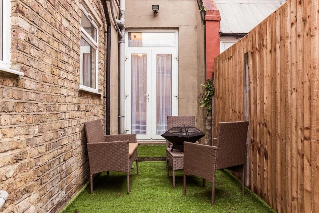 4 Bedroom House, 2 Min Walk From Station Londres Extérieur photo