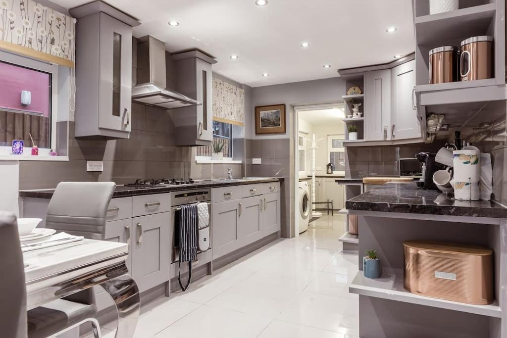 4 Bedroom House, 2 Min Walk From Station Londres Extérieur photo