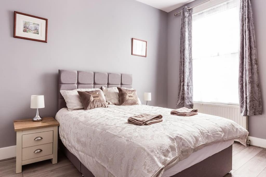 4 Bedroom House, 2 Min Walk From Station Londres Extérieur photo