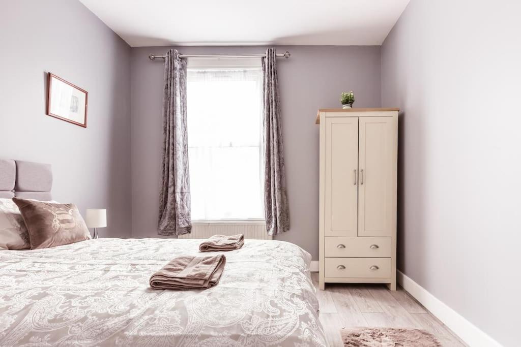 4 Bedroom House, 2 Min Walk From Station Londres Extérieur photo