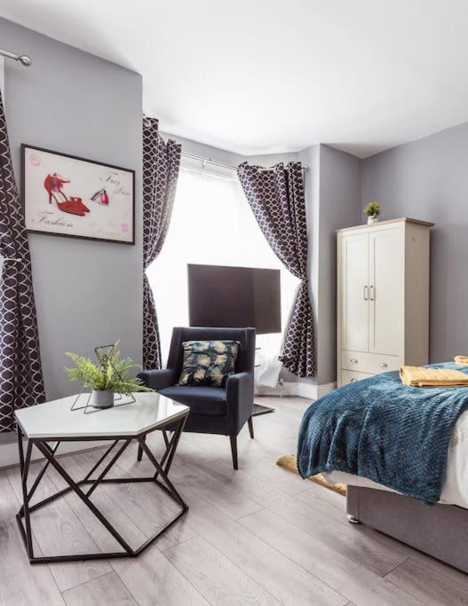 4 Bedroom House, 2 Min Walk From Station Londres Extérieur photo