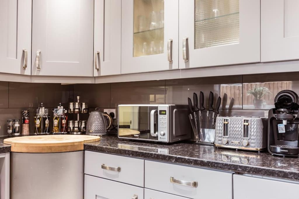 4 Bedroom House, 2 Min Walk From Station Londres Extérieur photo