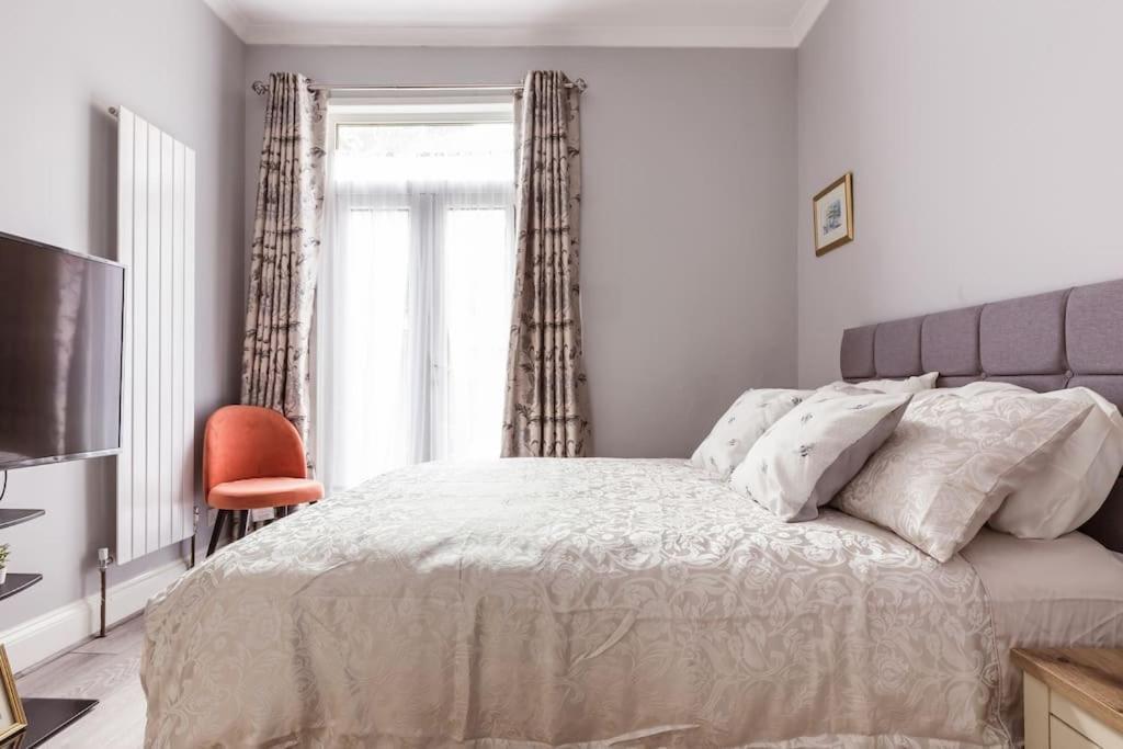 4 Bedroom House, 2 Min Walk From Station Londres Extérieur photo