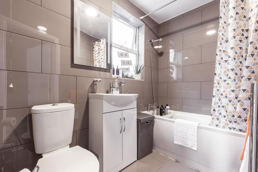 4 Bedroom House, 2 Min Walk From Station Londres Extérieur photo