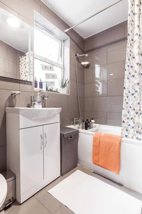 4 Bedroom House, 2 Min Walk From Station Londres Extérieur photo