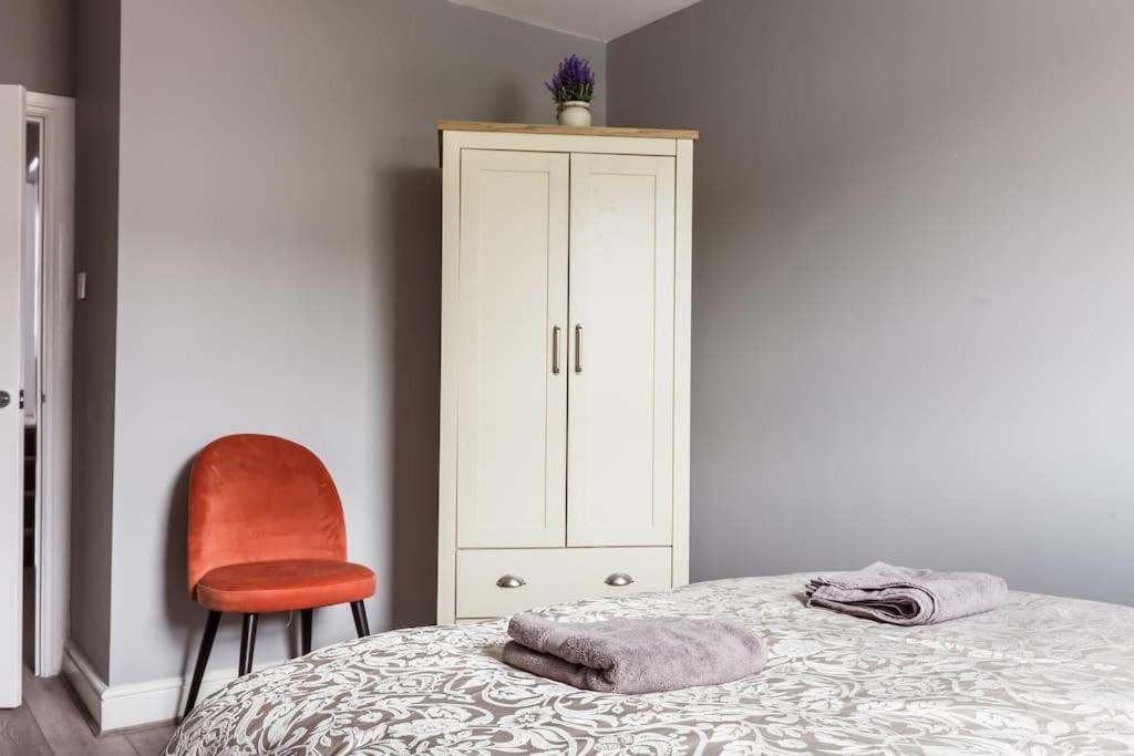 4 Bedroom House, 2 Min Walk From Station Londres Extérieur photo
