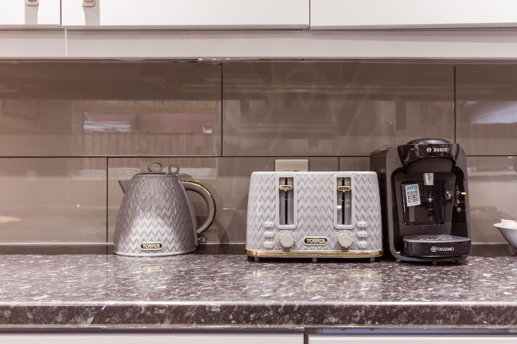4 Bedroom House, 2 Min Walk From Station Londres Extérieur photo